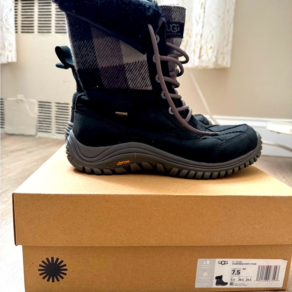 Size 7.5 Uggs Adirondack Boot II Plaid Black